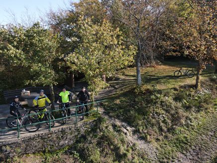 mountainbiker-group-rottenblick-above-enkirch Group of mountainbikers in Enkirch