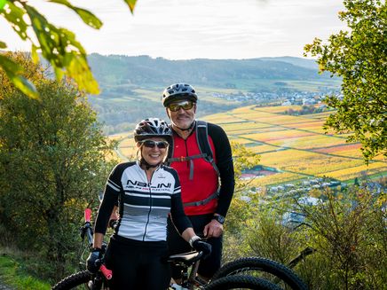 view-couple-woods-wolf-kröv-mountainbiker-biketour Mountainbiker couple in the woods of Wolf