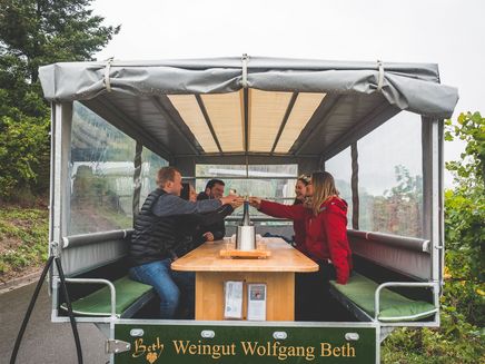 wine-enjoy-group-tractor-tour-winetasting-beth-kröv Tractor tour through the vineyards of Kröv