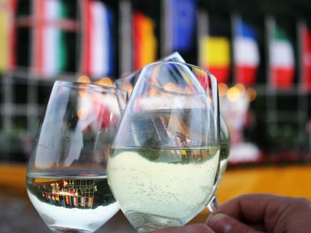 prosit-wine-glasses-event-trachtentreffen-kröv Wine glasses during the