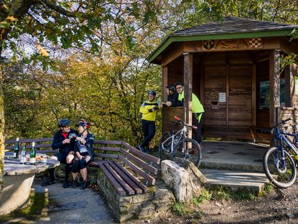 mountainbiker-shelter-rottenblick-enkirch Group of bikers Enkirch