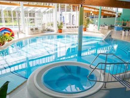indoor-swimming-pool-children-whirlpool-moseltherme-traben-trarbach Indoor swimming pool area of the Moseltherme