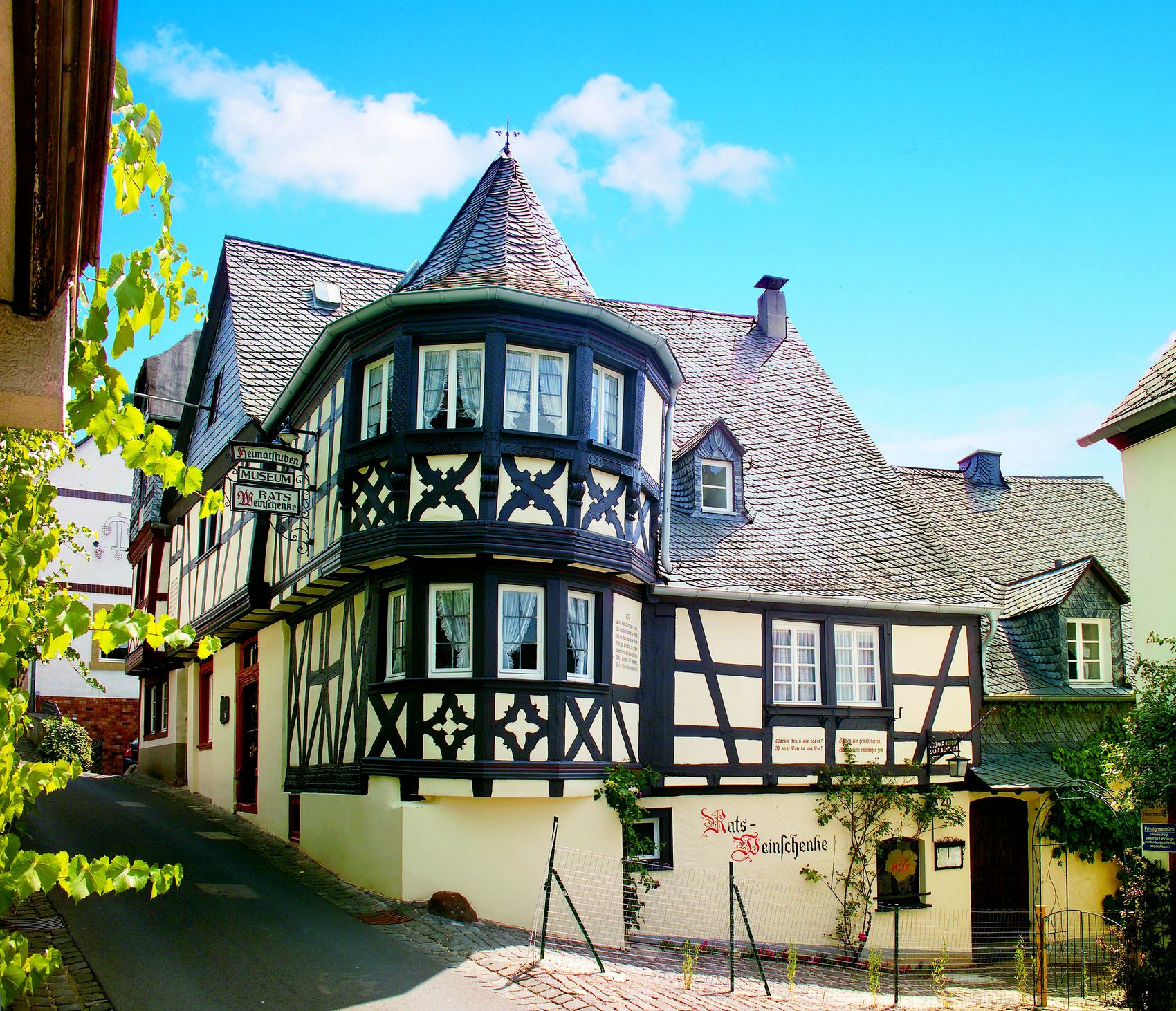 ratsweinschenke-museum-enkirch Museum and restaurant Ratsweinschenke in half-timbered building in Enkirch