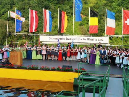 international-trachtentreffen-event-swimming-stage-kröv Swimming stage during the