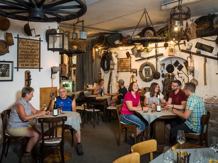 cozy-group-winetasting-viery-barn-ehses-scheune-traben-trarbach Wine tasting in the barn of the vinery Ehses in Traben-Trarbach