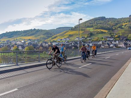 bike-group-bridge-reil Group of biker on the bridge Reil