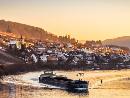 sunset-ship-moselle-river-burg Ship on the moselle river during the sunset over Burg