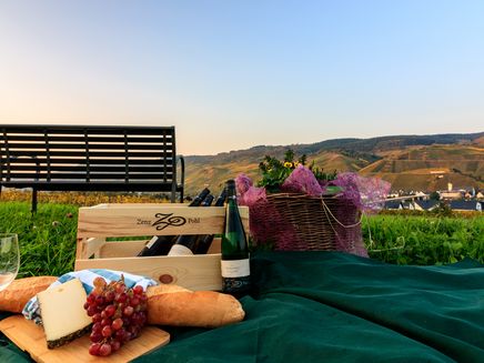 picnic-sunset-kinheim-moselle-vineyard Sunset picnic in Kinheim
